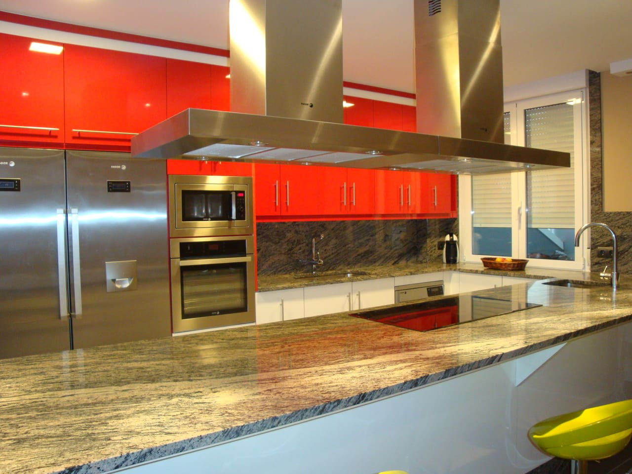 COCINA CON PENÍNSULA EN FORMICA BLANCA Y ROJA CON GRANITO E INOX